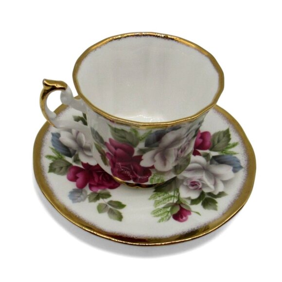 QUEENS CHINA Jacobean Roses Tea Cup And Saucer Gold Trim England Vintage - Picture 2 of 12